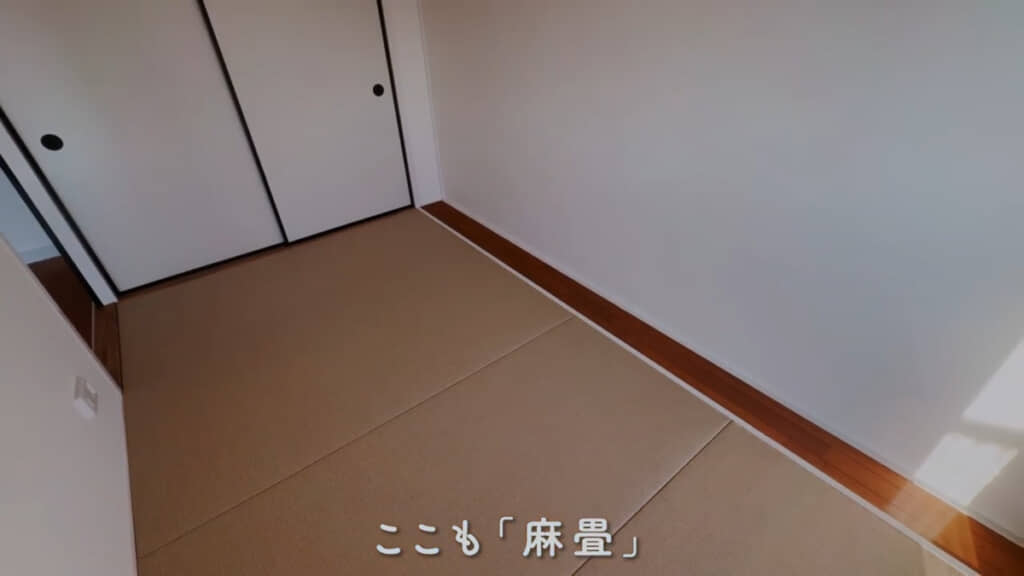 キッチン裏にあるコンパクトな和室にも押入れがあります