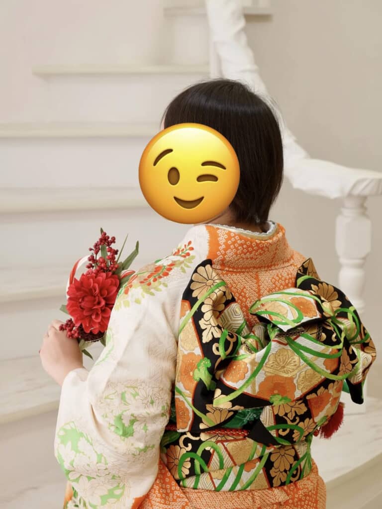 緑の紐が美しく広がるように締められています