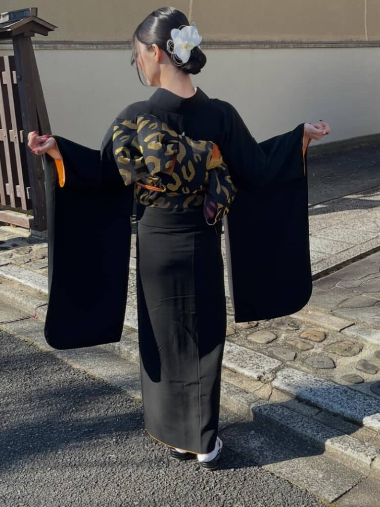 黒の振袖に華やかなレオパード柄の帯