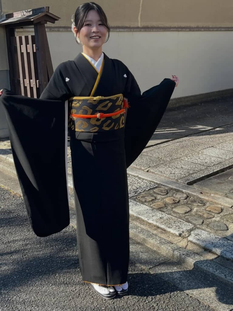 帯締めはオレンジでアクセントになっています