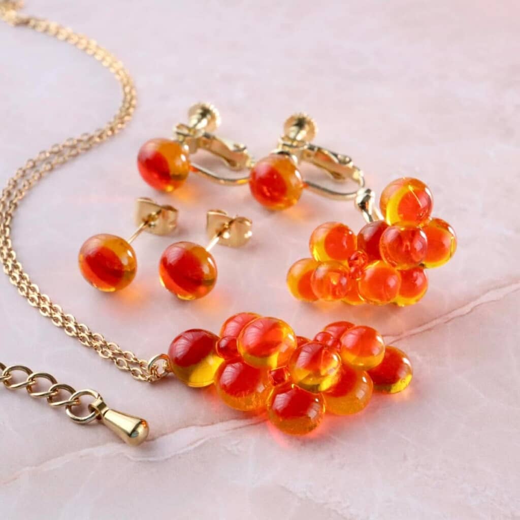 キラキラしたハンドメイドのイヤリング