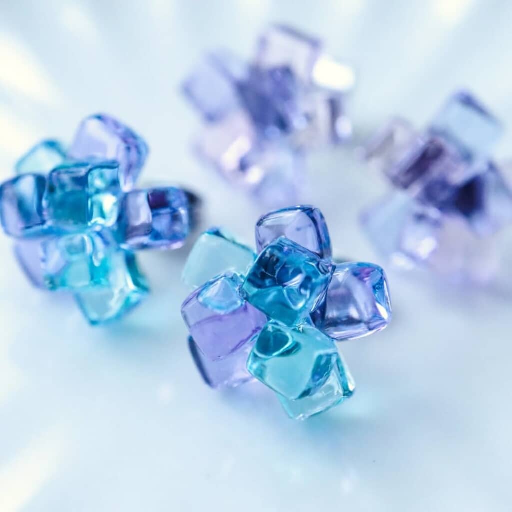 和菓子の紫陽花寒天のように積み上げたガラス