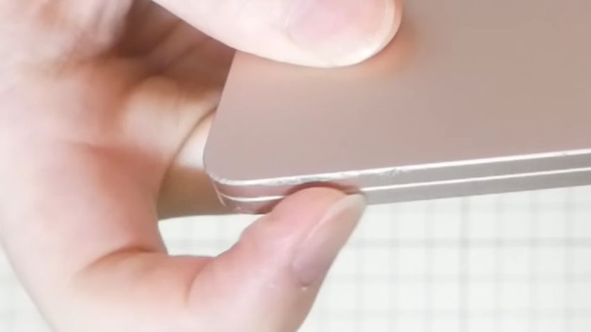 Surface Laptop 3の本体角に付いている小さな傷