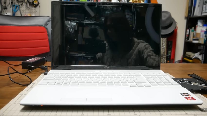 ディスクドライブが開いた状態のFMVA50E2W