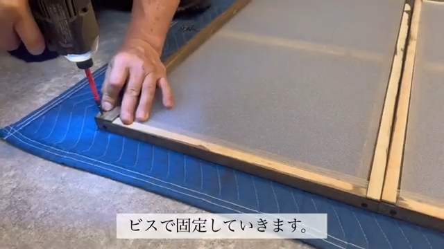 カスミパネルを窓枠に乗せ、おさえの桧工作材をかぶせてビスで留める