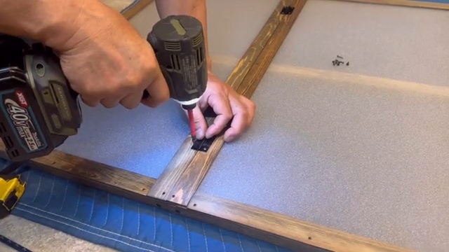 窓枠と窓枠を蝶番でつなげる