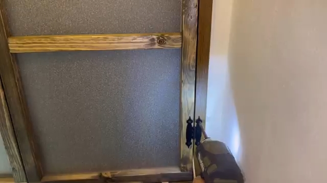 既存の窓と内窓をウェスタン蝶番でつなげます