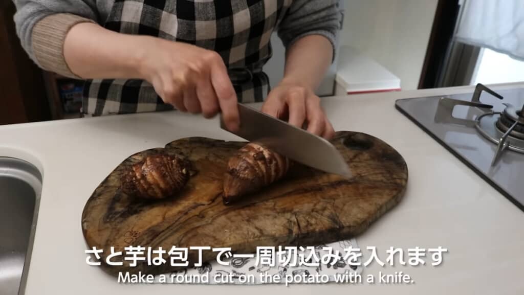 転がしながら一周切り込みをいれる