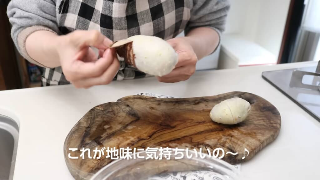里芋の皮が“ツルン”と簡単に剥けちゃう