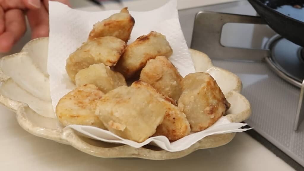 外はカリッ！　中はねっとり食感の里芋の唐揚げ