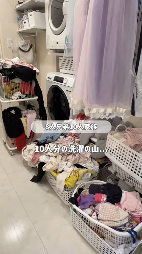 旅行中の衣類が山のよう