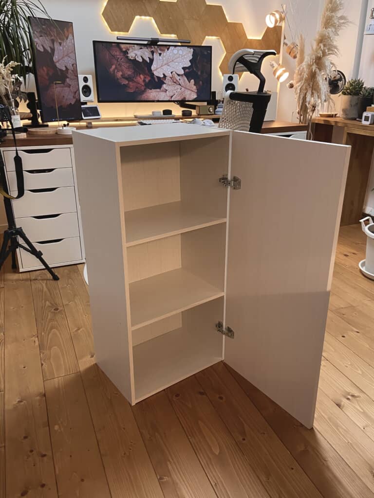 扉を開けた白い収納棚とデスクのある部屋