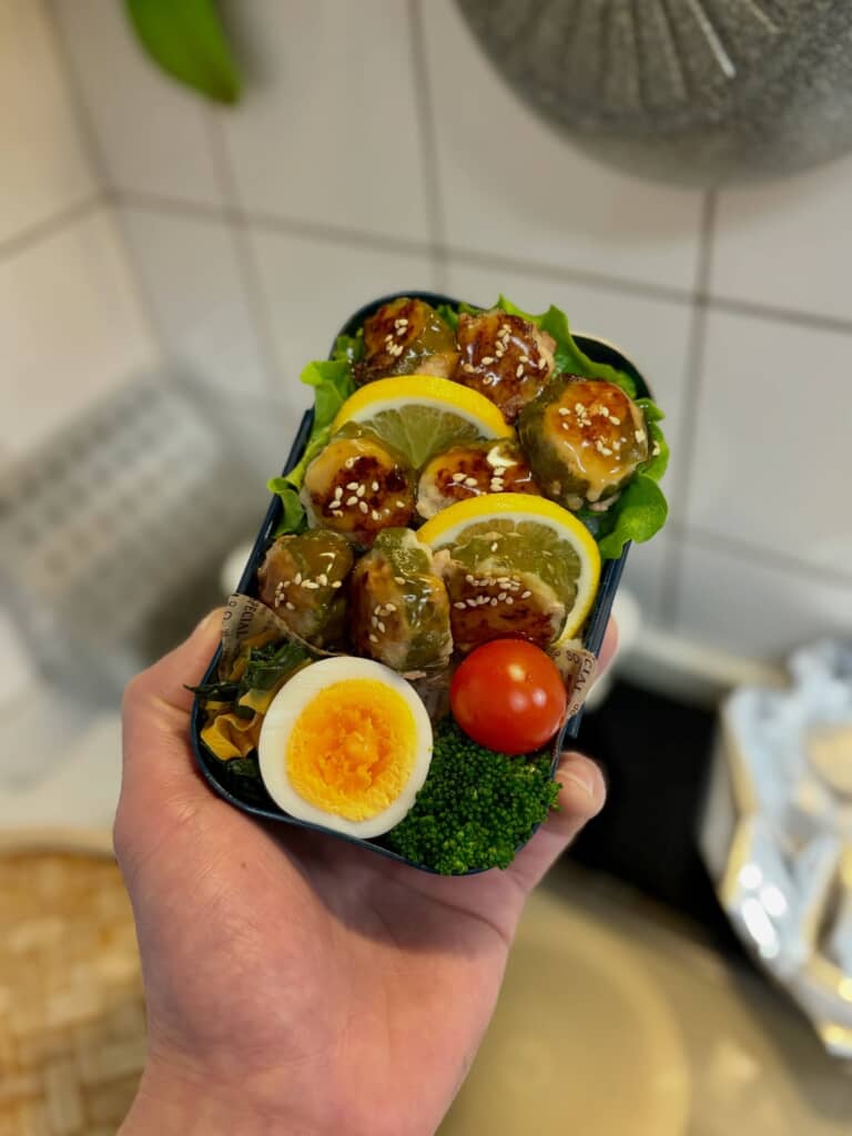 胡麻だれ肉団子と野菜の詰まった弁当