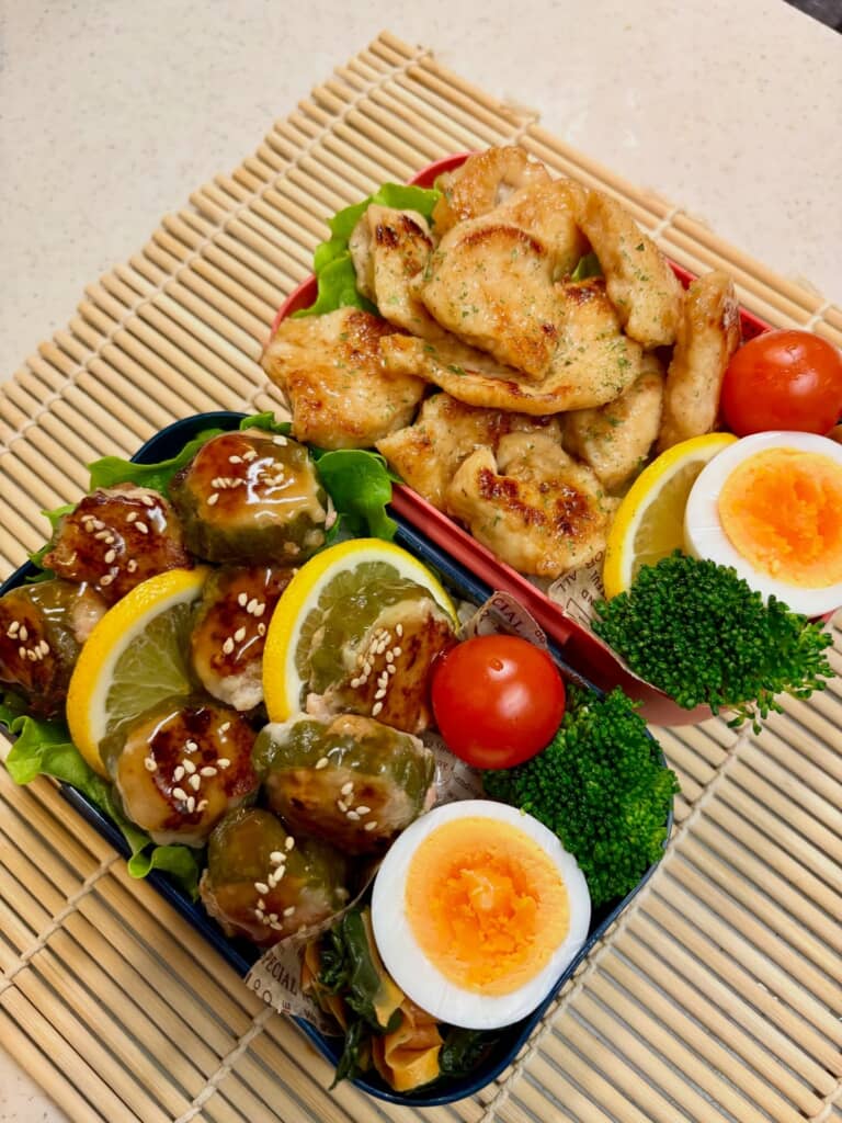 肉料理と半熟卵が並ぶ手作り弁当