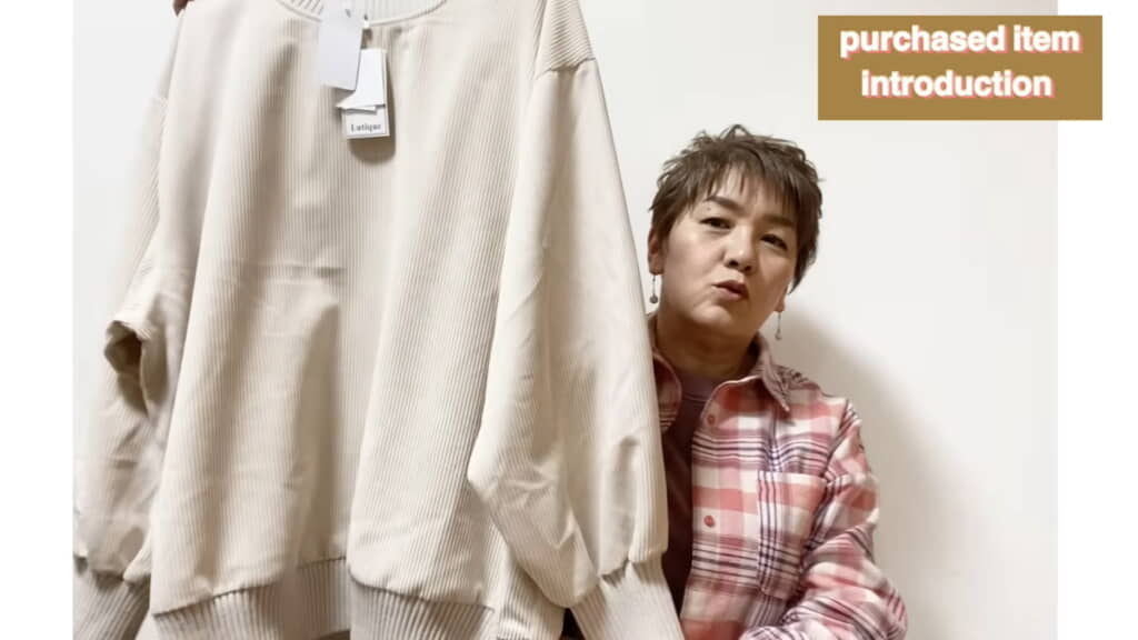 オーバーサイズのプルオーバー