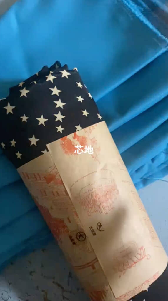 鮮やかなブルーの布を使います