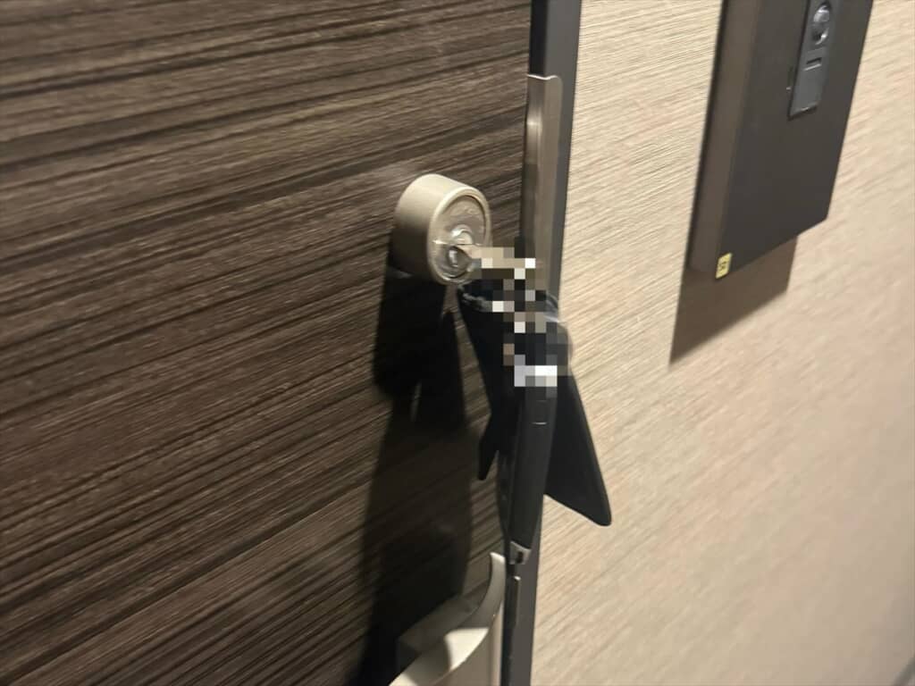 自宅の鍵を鍵穴から抜き忘れて外出