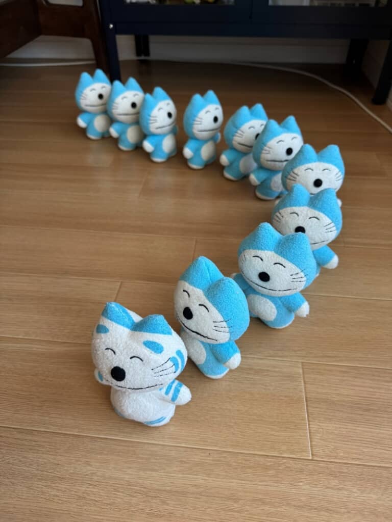 大将を先頭に10匹の猫ちゃんが並んでいます