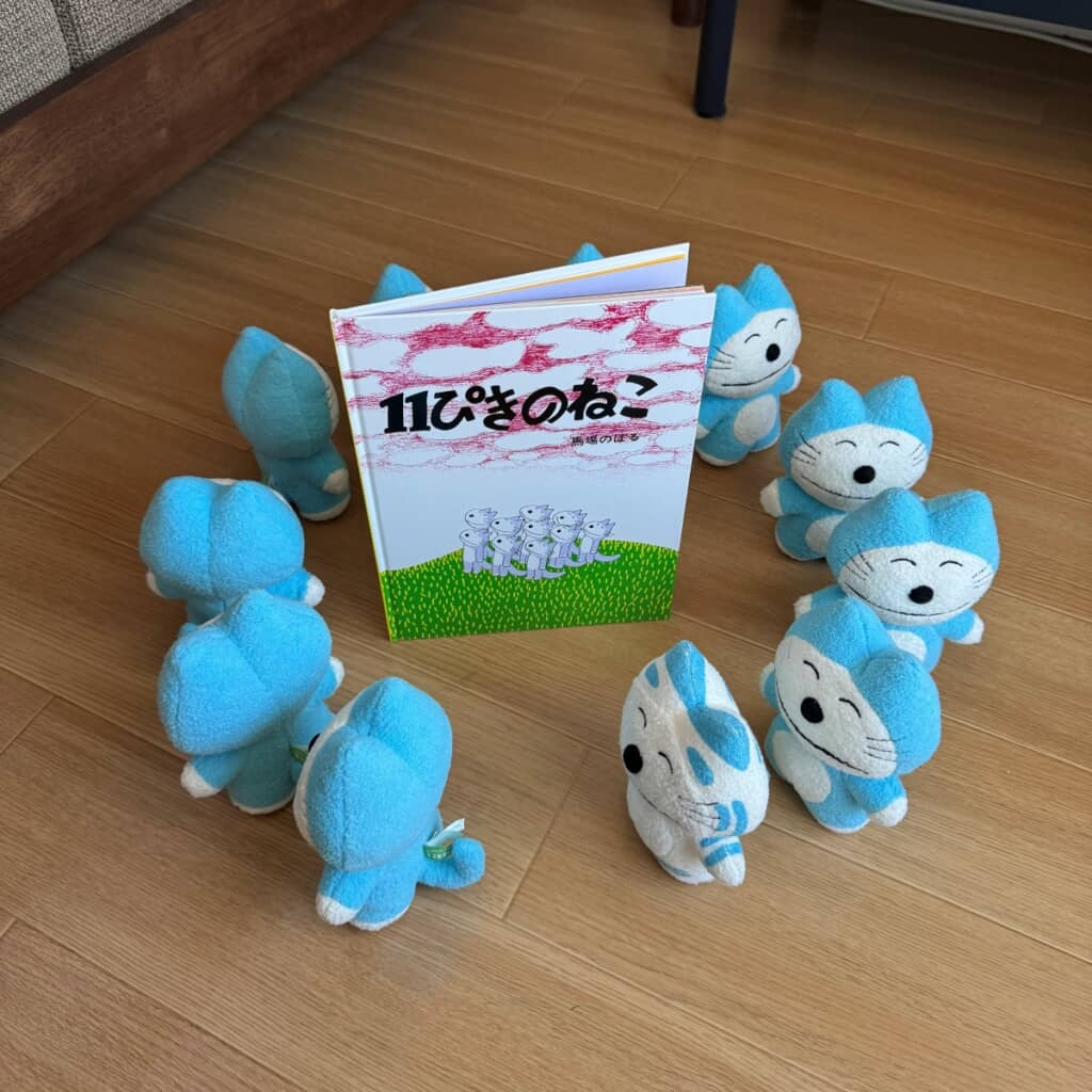 絵本を囲んでいます