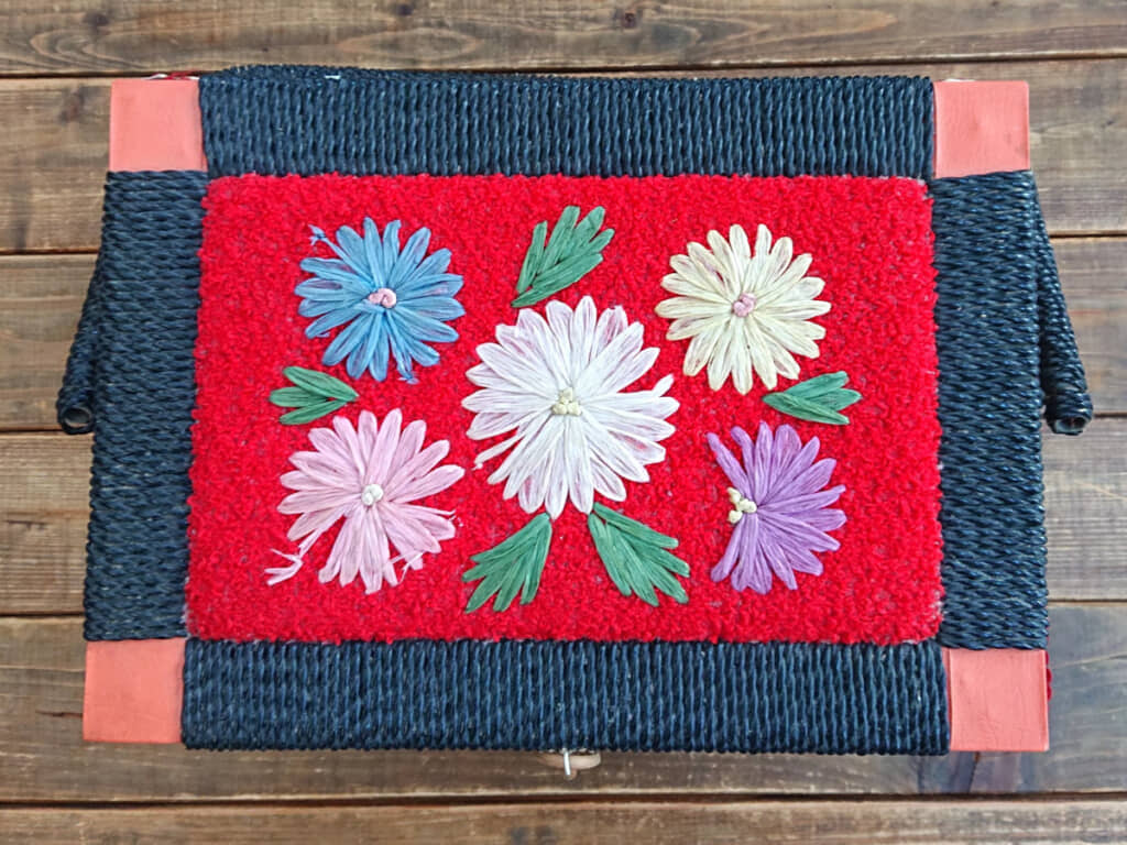 花柄とレトロな配色がかわいい！