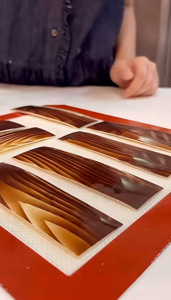 まずは木目調のチョコレートを制作