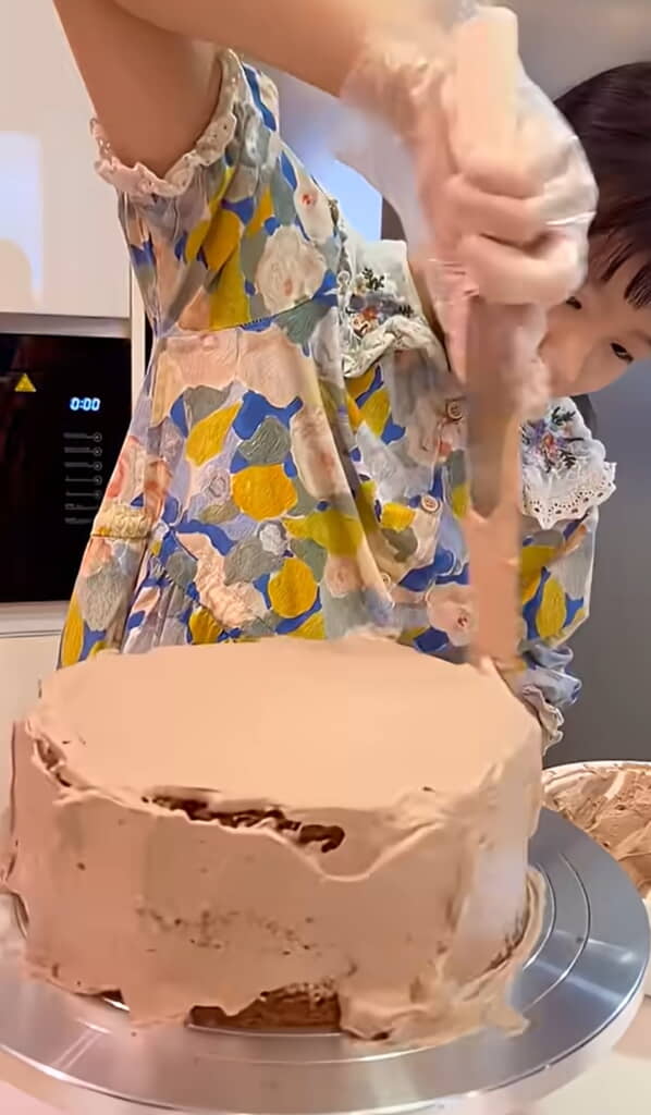 生地にクリームをナッペします