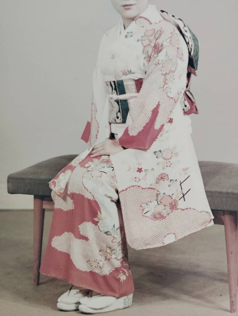 縦縞の帯を締め美しい振袖姿を見せるmiuさんの母