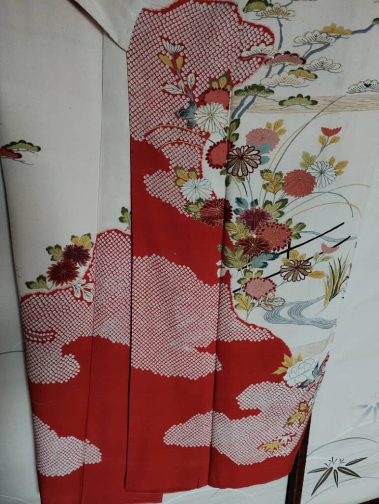 古い着物とは思えないほど色鮮やかです