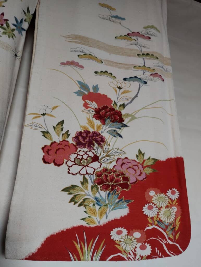袖の部分にもお花が散りばめられています