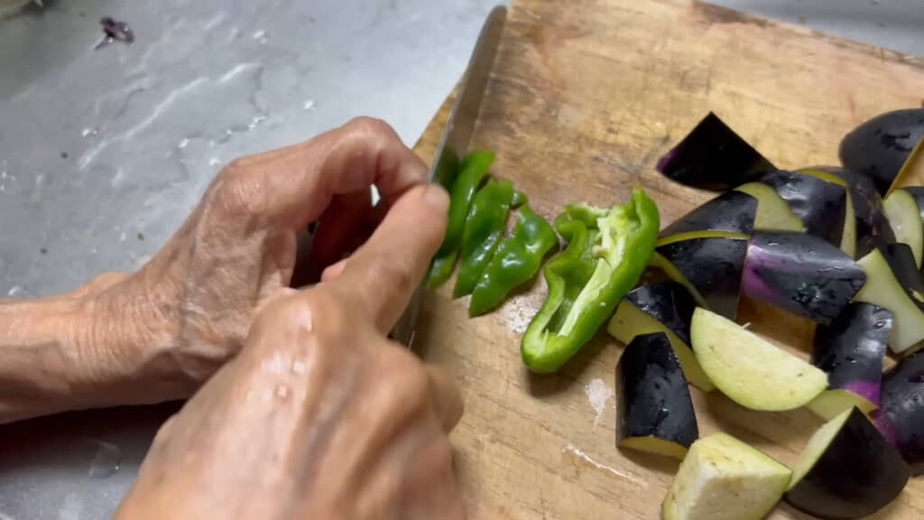 ナスとピーマンをカット