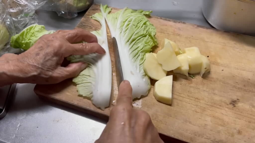 スープの材料をカットしていく