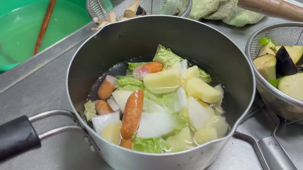 コンソメ、ウインナーと一緒に野菜を煮る