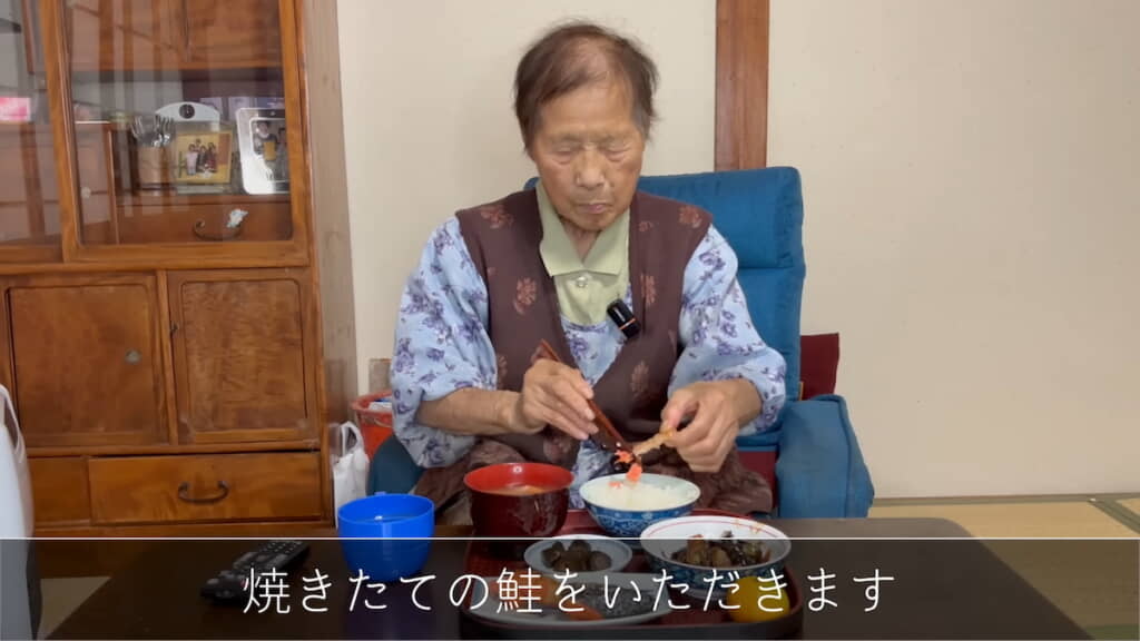 焼きシャケの骨をこそいで身を外す