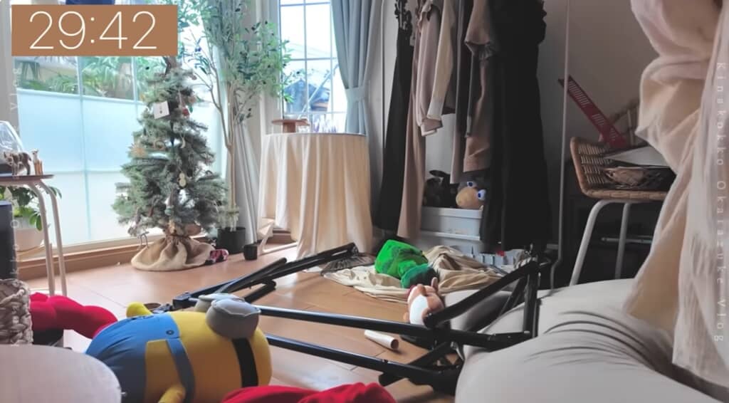 床にハンモックが置かれています