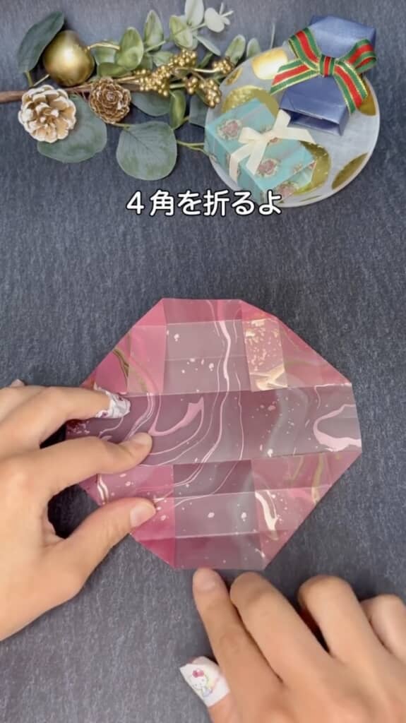 幅を8等分したら、四隅を三角に折ります