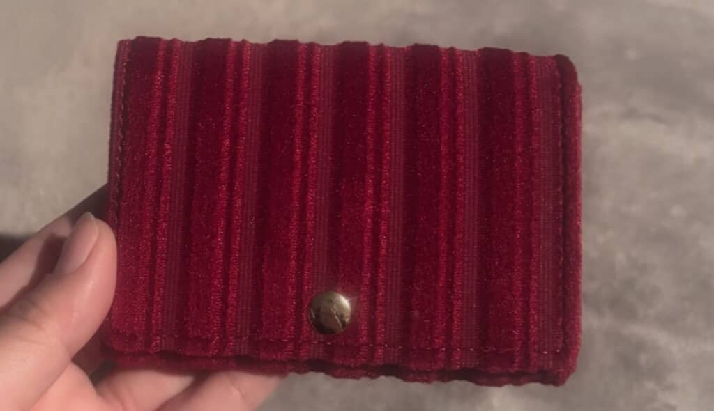 コメダ珈琲店のソファー柄が再現された名刺入れ!