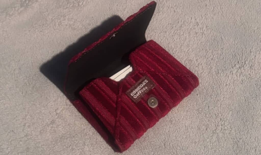 開けるとタグがチラ見え