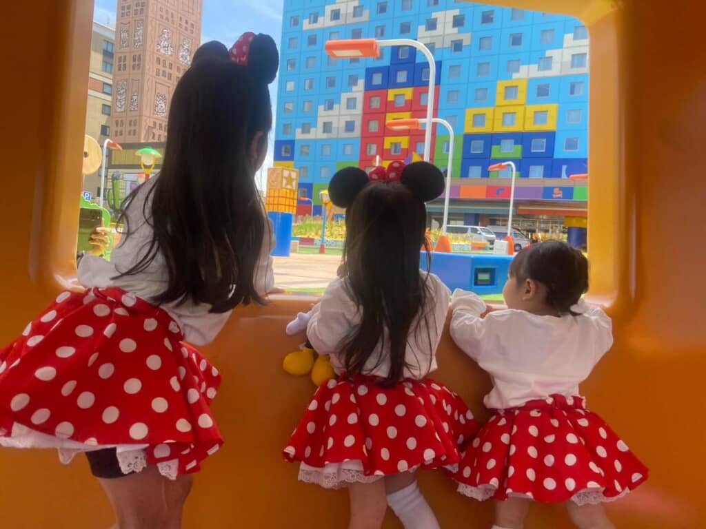 キュートなミニーマウスコーデも披露