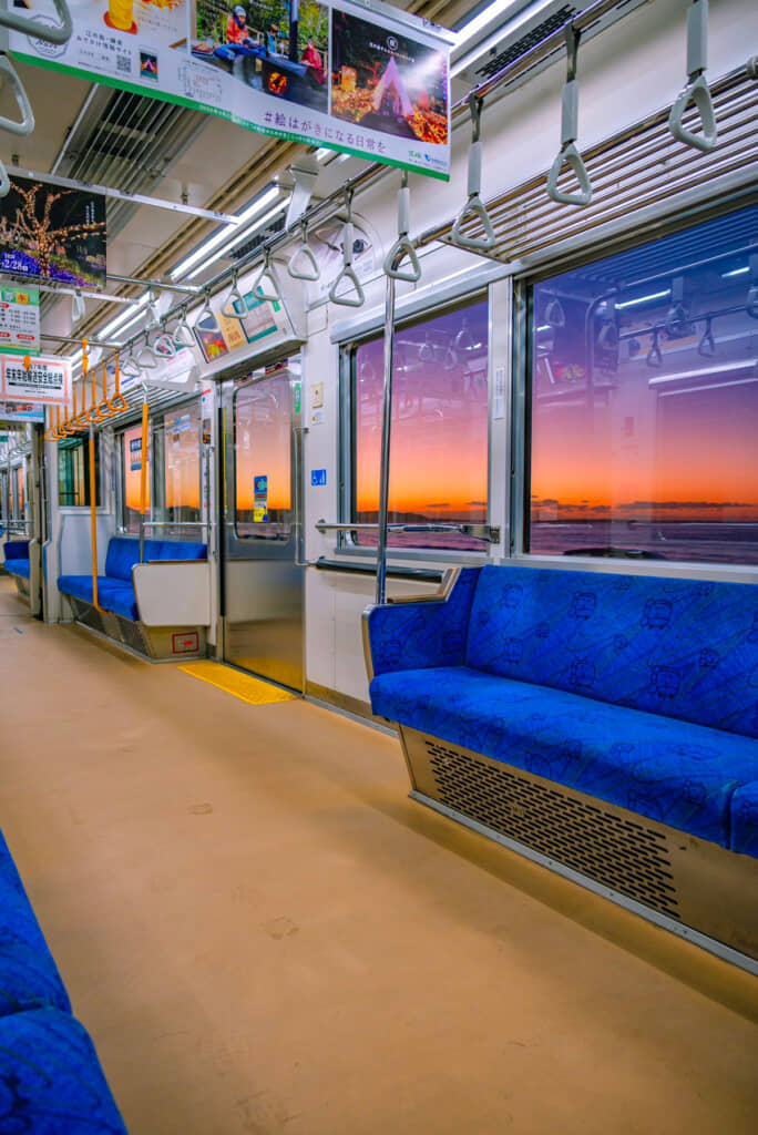 窓の外に広がる朝焼け