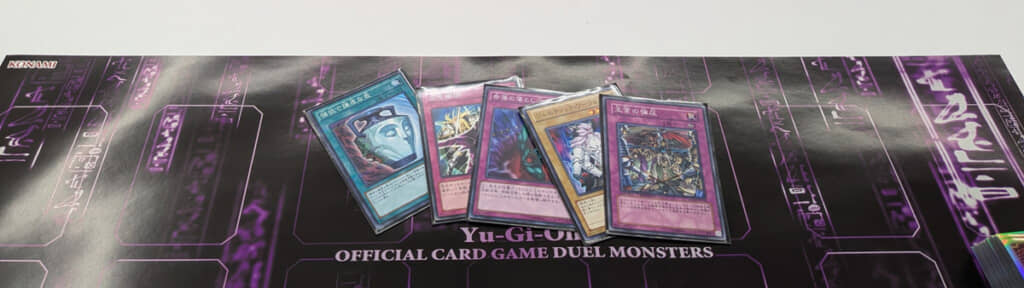 投稿者の手。始まったばかりなのに、手札を開いてもう投了?