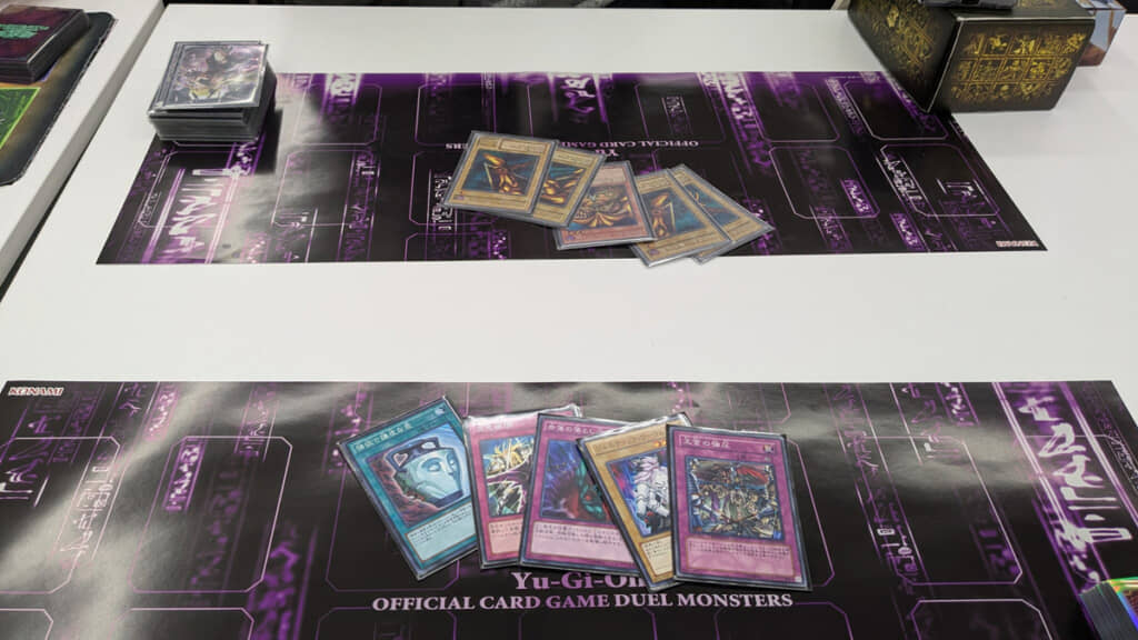 対戦相手側(上)をよく見ると……