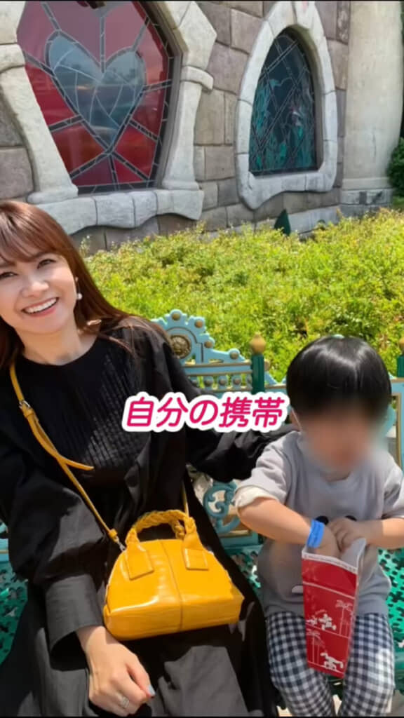 子どもとほほ笑むNaoさん