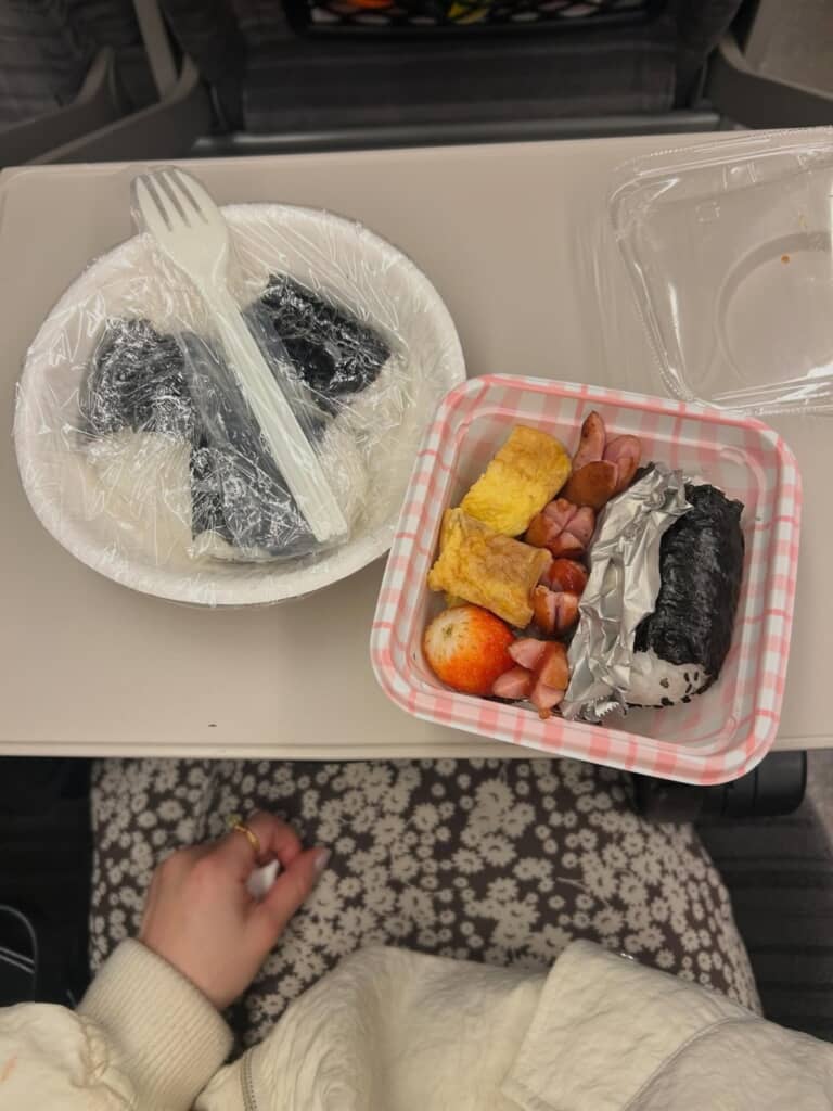 おいしそうなおかずとおにぎりがぎっしり！（画像提供：YUKIさん／@koseki___yuki）