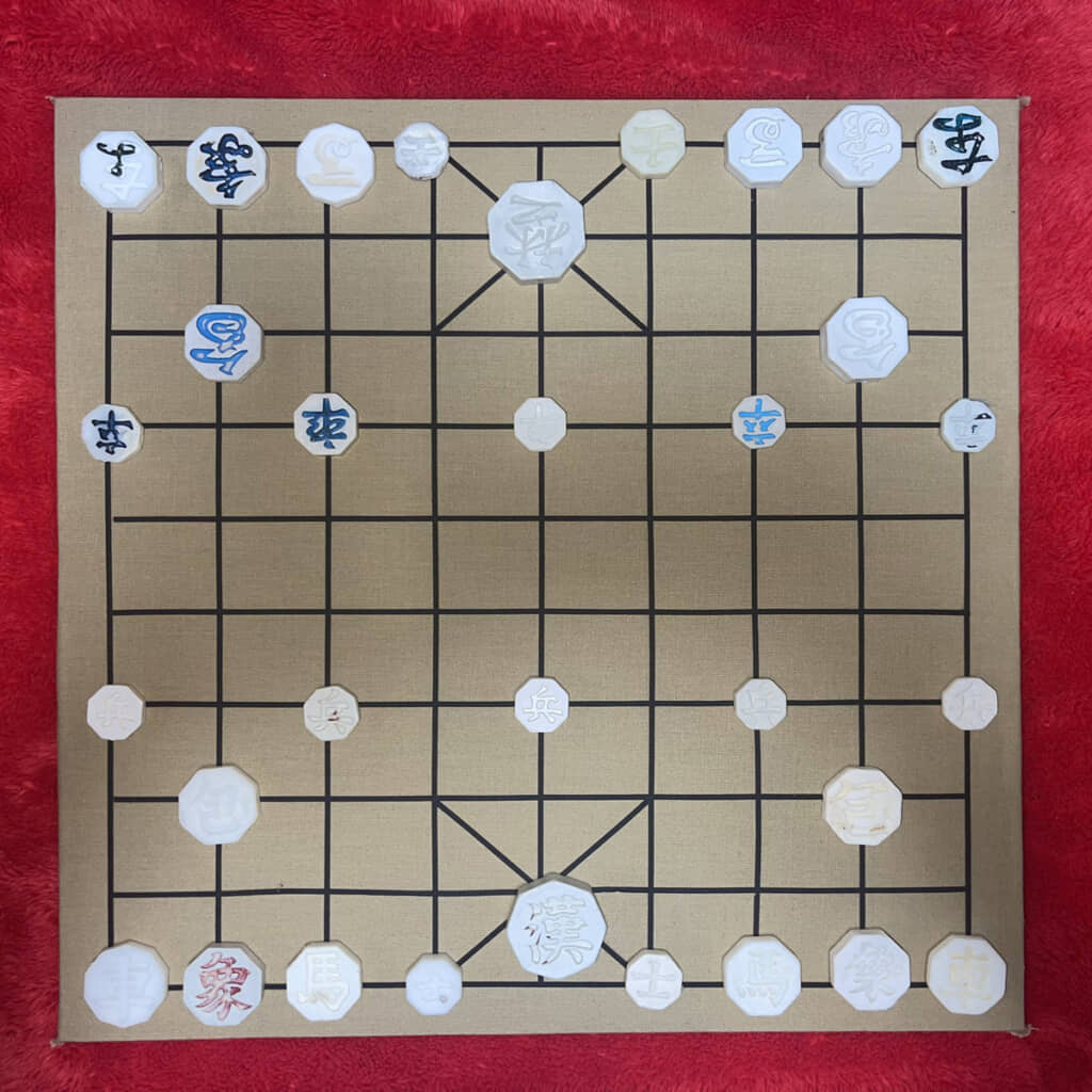 色こそかすれているものの、対局が可能に。盤面は博物館へ展示するために自作したそうです