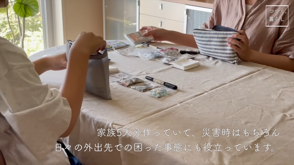 防災ポーチの中身を娘さんと見直すtakaさん