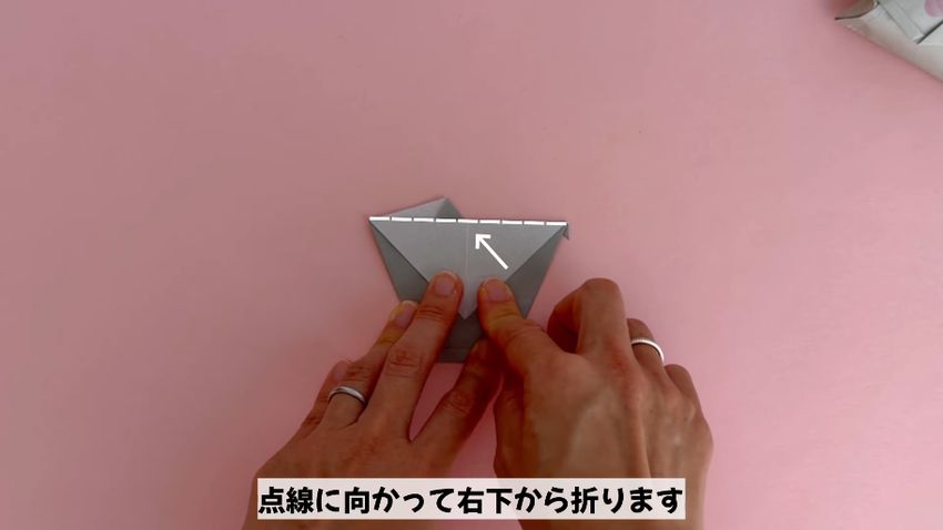 五角形の頂点部分を折ってイワシの頭にしていく
