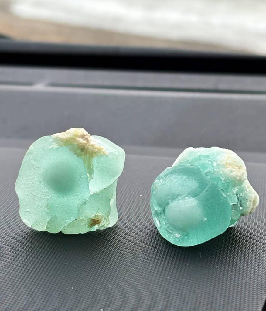 2つ並んだシーグラス