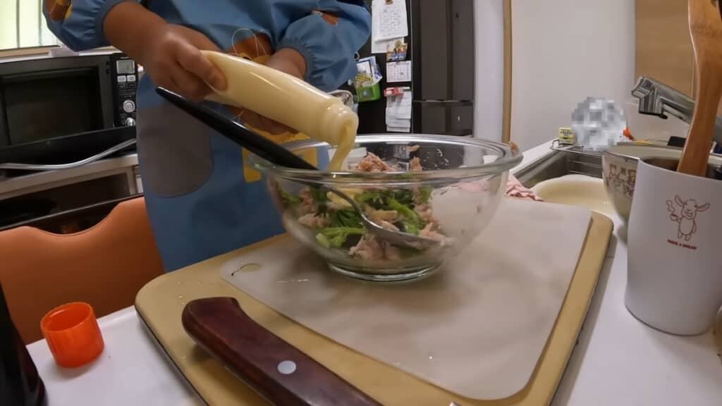 マヨネーズとめんつゆで味付けします