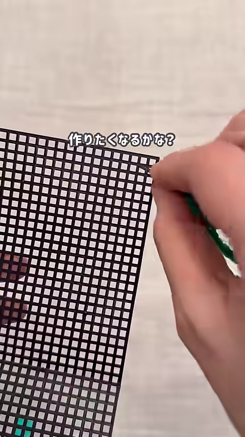 緑の毛糸をヘアピンに通し製作開始！