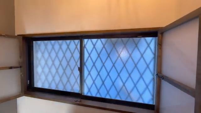 殺風景で外が透ける窓、DIYで内窓を作ると……　目隠しできてカフェのような仕上がりが「センス光ってます」「とてもイイ感じ」（1/2） | 住まい ねとらぼ